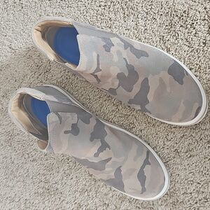 Me too Sneakers Womens Size 9.5 Camouflage Print Pull On Shoes